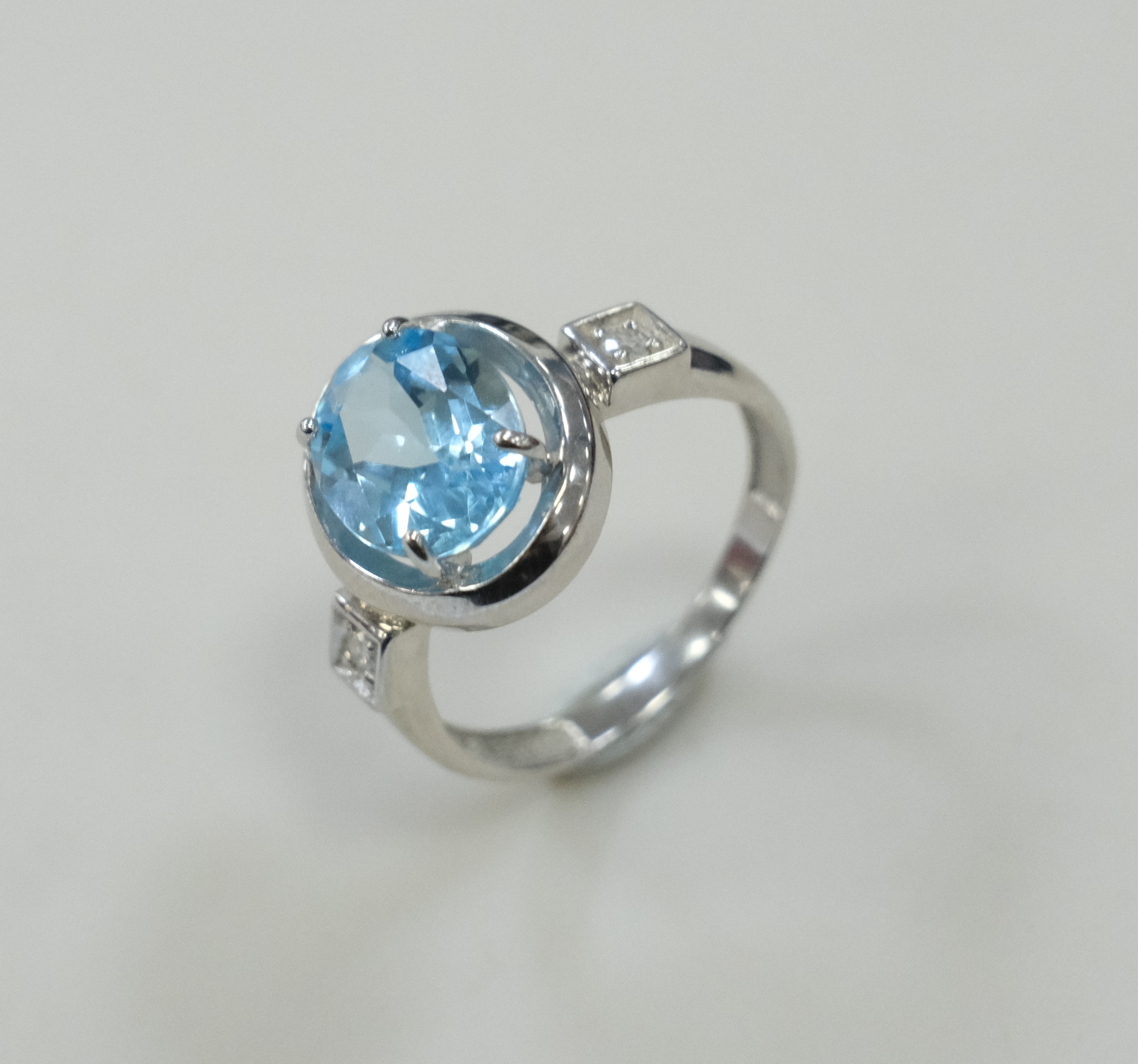 Серебряное кольцо с топазом